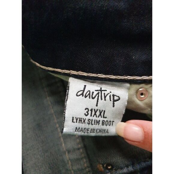 Daytrip Women's Jeans Slim Boot Dark Denim Embroidered Jeans 31" NWOT - Picture 8 of 9